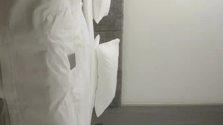 拖鞋家居日韩AV-白皙皮肤呆萌小姐姐！情趣耳朵抓屌吸吮！头套男怼着骚穴猛操，骑乘姿势打桩机，无套内射。